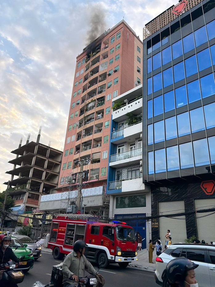Cháy căn hộ chung cư Nam Anh 11 tầng gần ngã tư Hàng Xanh Sáng 25 - 5 - Ảnh 5. Cháy căn hộ chung cư Nam Anh 11 tầng gần ngã tư Hàng Xanh Sáng 25 - 5 - Ảnh 5.