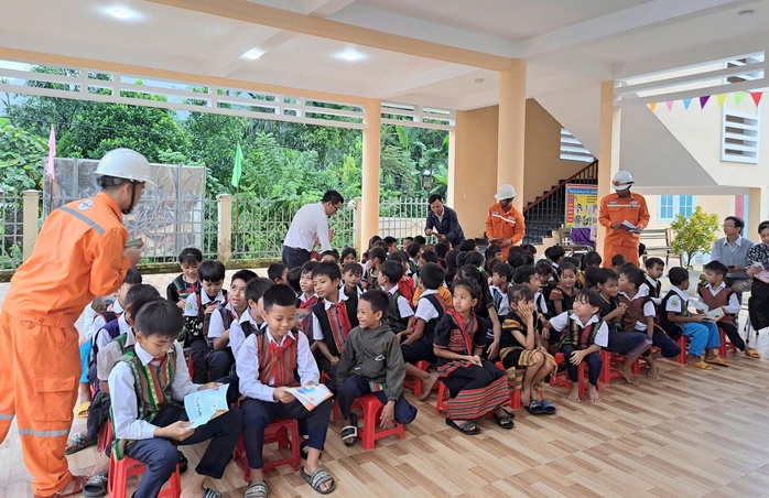 Không thả diều gần lưới điện - Ảnh 2.