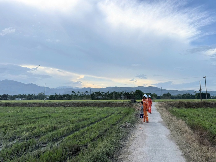 Không thả diều gần lưới điện - Ảnh 1.