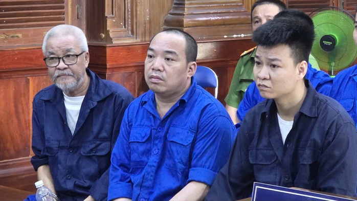 TPHCM: Lời khai gây ngỡ ngàng của hai cha con cưỡng đoạt tiền của CSGT theo tháng - Ảnh 1.