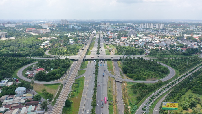 Phó Chủ tịch TPHCM chỉ đạo tháo gỡ ngay vướng mắc dự án xa lộ Hà Nội - Ảnh 2.