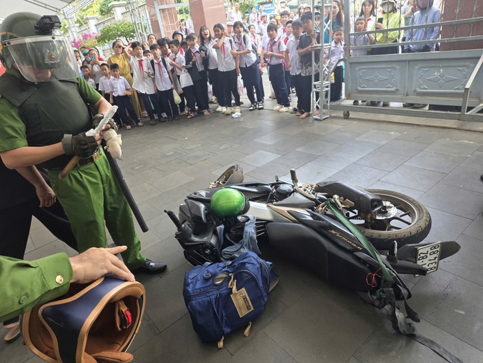 Phụ huynh cầm dao x&ocirc;ng v&agrave;o trường học tại gia Lai g&acirc;y n&aacute;o loạn - Ảnh 1.