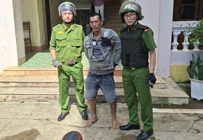 Phụ huynh cầm dao x&ocirc;ng v&agrave;o trường học tại gia Lai g&acirc;y n&aacute;o loạn - Ảnh 3.