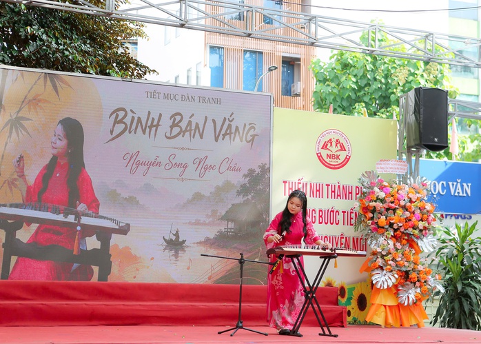 Cô hiệu trưởng với bài phát biểu xúc động dành cho thế hệ học sinh sở hữu ký ức độc bản  - Ảnh 2.