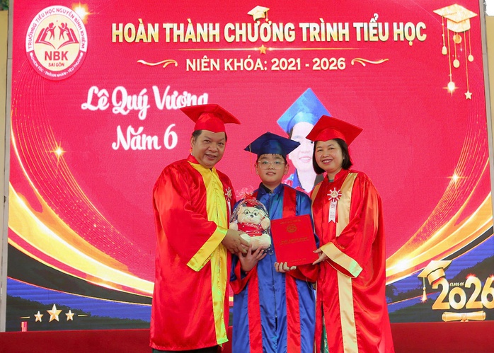 Cô hiệu trưởng với bài phát biểu xúc động dành cho thế hệ học sinh sở hữu ký ức độc bản  - Ảnh 1.