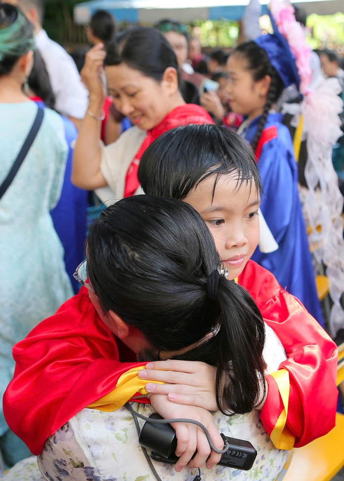 Cô hiệu trưởng với bài phát biểu xúc động dành cho thế hệ học sinh sở hữu ký ức độc bản  - Ảnh 4.