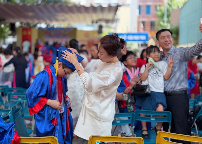 Cô hiệu trưởng với bài phát biểu xúc động dành cho thế hệ học sinh sở hữu ký ức độc bản  - Ảnh 3.