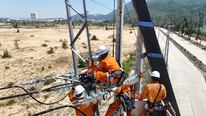 EVNCPC tăng cường c&aacute;c giải ph&aacute;p đảm bảo cấp điện m&ugrave;a nắng n&oacute;ng - Ảnh 6.
