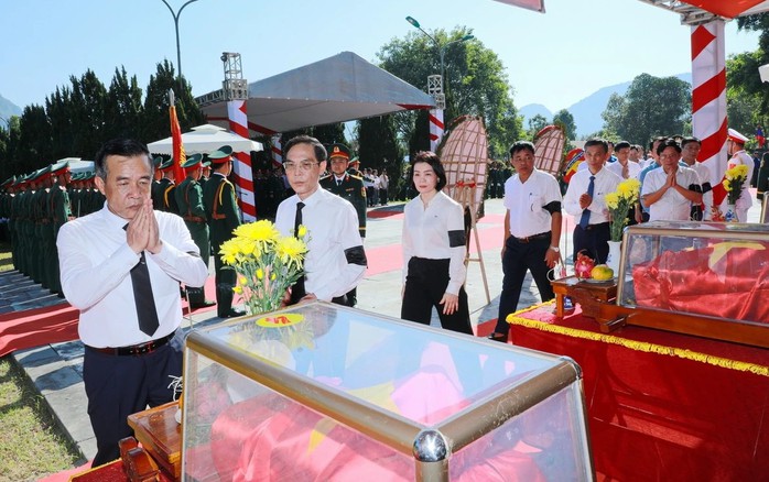 Đại tướng Nguyễn Trọng Nghĩa dự lễ truy điệu 19 liệt sĩ, an táng 19 hài cốt liệt sĩ hy sinh tại Lào - Ảnh 2.