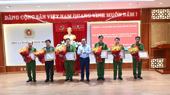 Lãnh đạo TPHCM khen thưởng đột xuất Công an TPHCM - Ảnh 3.