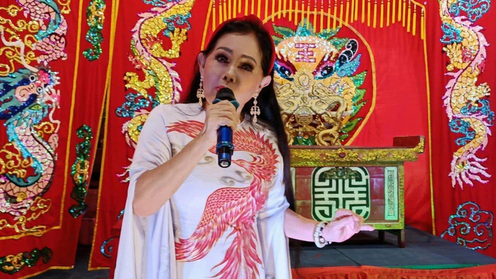 Nghệ sĩ Phượng Nga mang vở "Ánh đạo vàng" đi qua những mùa Phật đản - Ảnh 4.