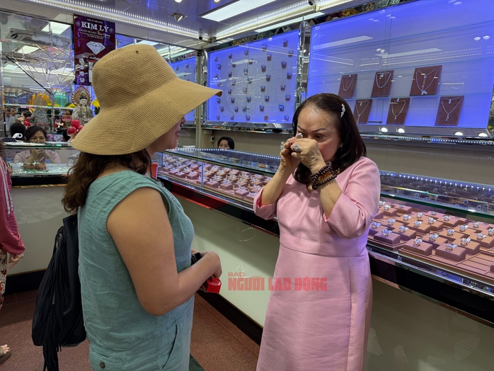 Bà chủ tiệm vàng Kim Lý chính thức lên tiếng - Ảnh 1.