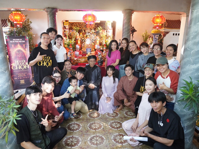 NSƯT Hoài Linh và NSƯT Hạnh Thúy làm người hầu đồng - Ảnh 1.
