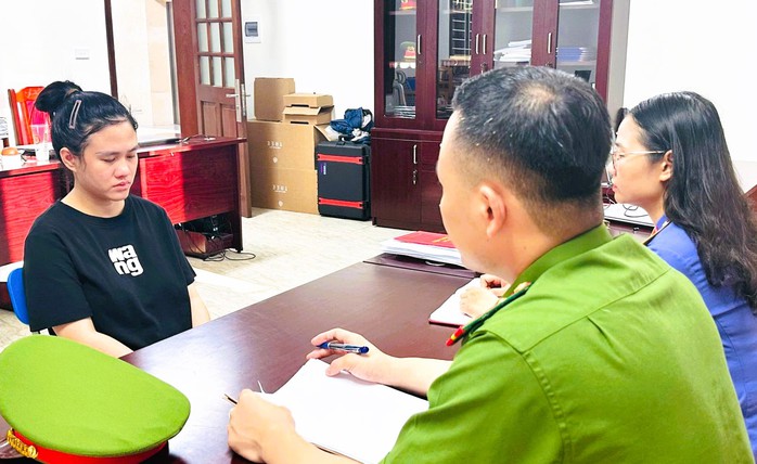 Khởi tố 2 bị can b&aacute;n h&agrave;ng giả mạo trị gi&aacute; hơn 30 tỉ đồng - Ảnh 2.
