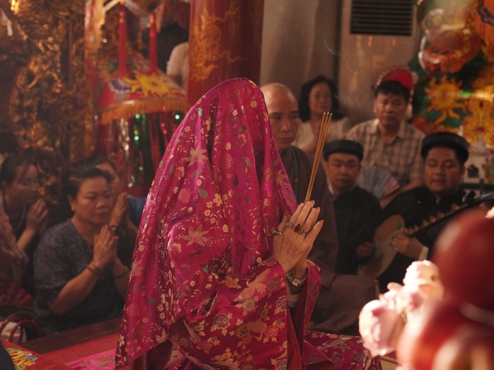 NSƯT Hoài Linh và NSƯT Hạnh Thúy làm người hầu đồng - Ảnh 5.