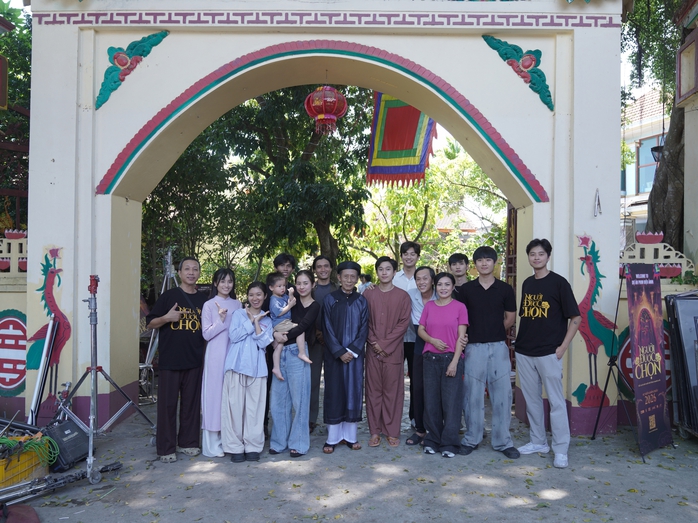 NSƯT Hoài Linh và NSƯT Hạnh Thúy làm người hầu đồng - Ảnh 2.