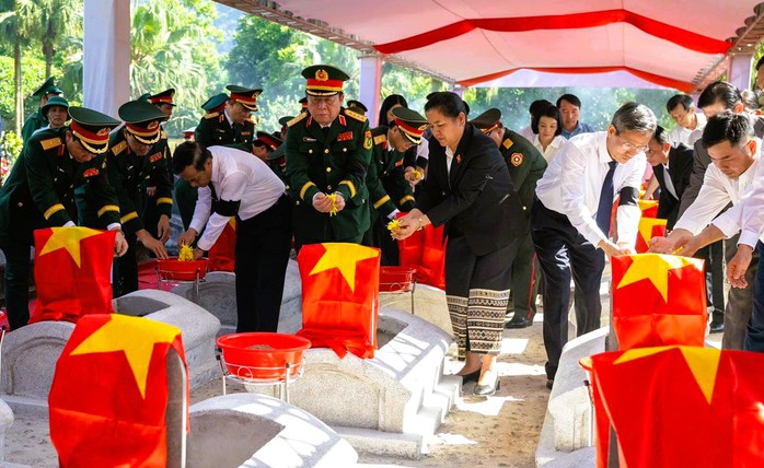 Đại tướng Nguyễn Trọng Nghĩa dự lễ truy điệu 19 liệt sĩ, an táng 19 hài cốt liệt sĩ hy sinh tại Lào - Ảnh 3.