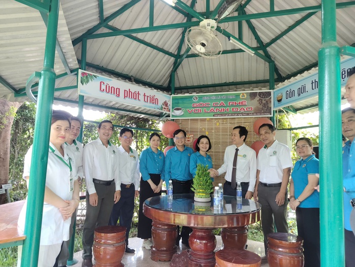 Bệnh viện Lê Văn Thịnh ra mắt Góc cà phê cùng lãnh đạo - Ảnh 1.