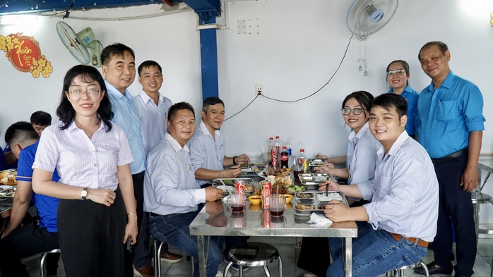 X&atilde; B&igrave;nh Hưng, TPHCM: C&ocirc;ng nh&acirc;n ấm l&ograve;ng với &ldquo;Bữa cơm C&ocirc;ng đo&agrave;n&rdquo; - Ảnh 9.