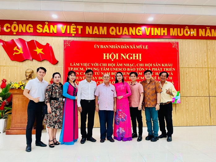 NSND Tấn Giao, Hoàng Tấn sát cánh giữ gìn di sản từ gốc rễ cộng đồng - Ảnh 2.