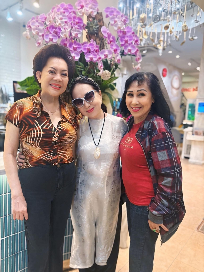 NSƯT ca sĩ Hồng V&acirc;n nhớ về những đồng nghiệp xưa tr&ecirc;n con đường nghệ thuật - Ảnh 2.
