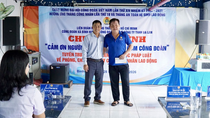 X&atilde; B&igrave;nh Hưng, TPHCM: C&ocirc;ng nh&acirc;n ấm l&ograve;ng với &ldquo;Bữa cơm C&ocirc;ng đo&agrave;n&rdquo; - Ảnh 8.