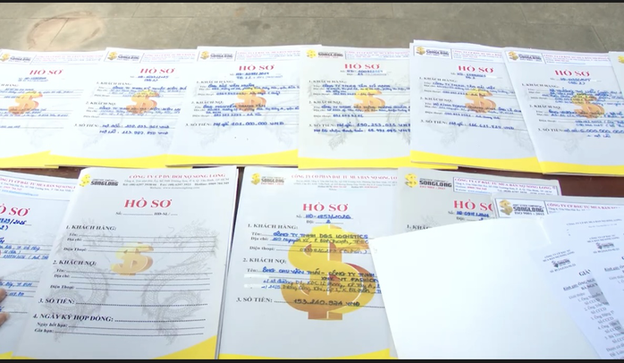 C&ocirc;ng an TPHCM bắt Gi&aacute;m đốc C&ocirc;ng ty Đ&ograve;i nợ Song Long - Ảnh 6.