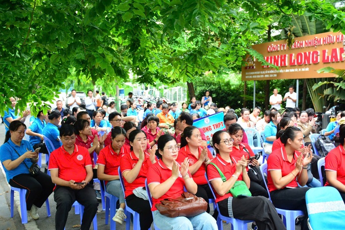Nhiều sân chơi hấp dẫn giúp người lao động rèn luyện sức khỏe - Ảnh 2.