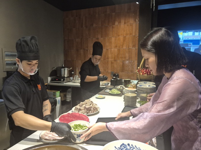 Hoa hậu Yến Nhi, si&ecirc;u mẫu Vũ Thu Phương tụ hội v&igrave; phở Việt - Ảnh 10.