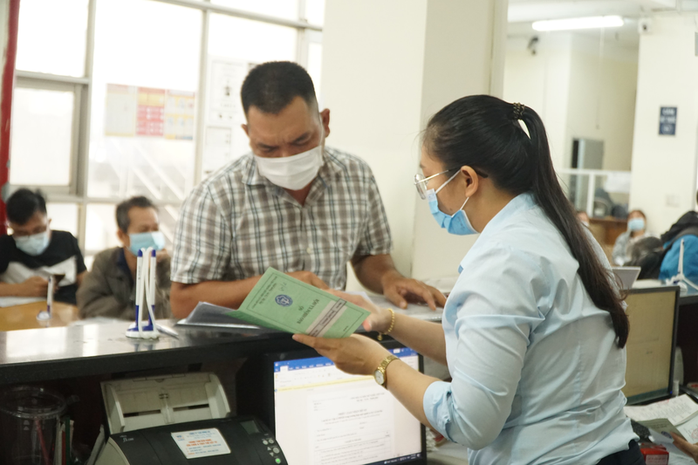 Qu&ecirc;n "tờ rời" BHXH, nhiều lao động mắc kẹt quyền lợi - Ảnh 3.
