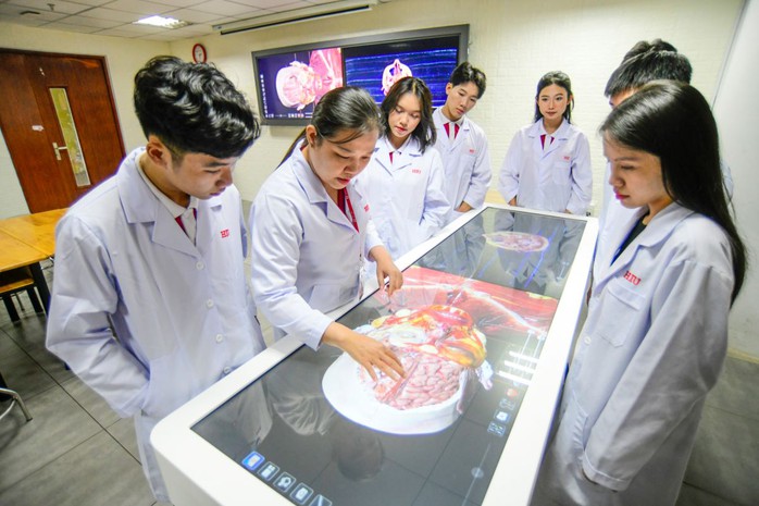 Một trường ĐH đầu tư nhà thuốc, bệnh viện để sinh viên học tập - Ảnh 2.