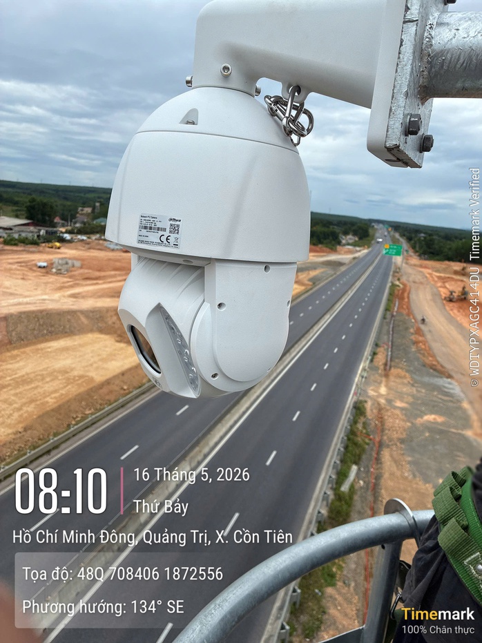 Nắng 41 độ C, c&ocirc;ng nh&acirc;n gấp r&uacute;t lắp 78 camera AI tr&ecirc;n tuyến cao tốc Vạn Ninh - Cam Lộ - Ảnh 3.