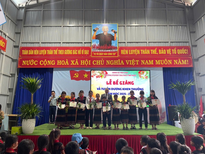 Lễ bế giảng độc lạ, học sinh giỏi được tặng loài cây quý - Ảnh 1.