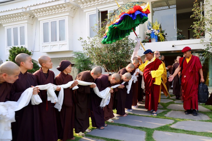 Đức Gyalwang Drukpa rời Việt Nam, kết th&uacute;c Ph&aacute;p hội cầu nguyện h&ograve;a b&igrave;nh - Ảnh 1.