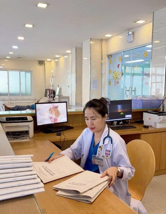 NGƯỜI THẦY THUỐC TRONG T&Ocirc;I: Lặng thầm n&iacute;u giữ sự sống - Ảnh 1.
