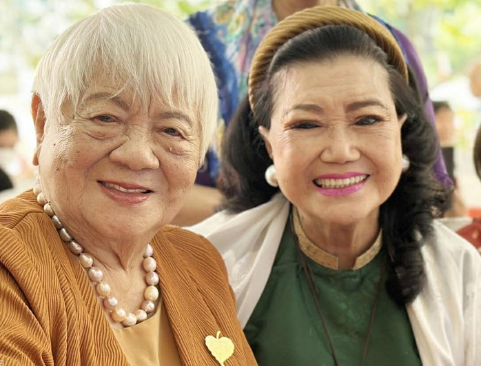 Kỳ nữ Kim Cương ch&uacute;c mừng đạo diễn Xu&acirc;n Phượng, ng&ograve;i b&uacute;t "trẻ" 97 tuổi ra s&aacute;ch mới - Ảnh 1.
