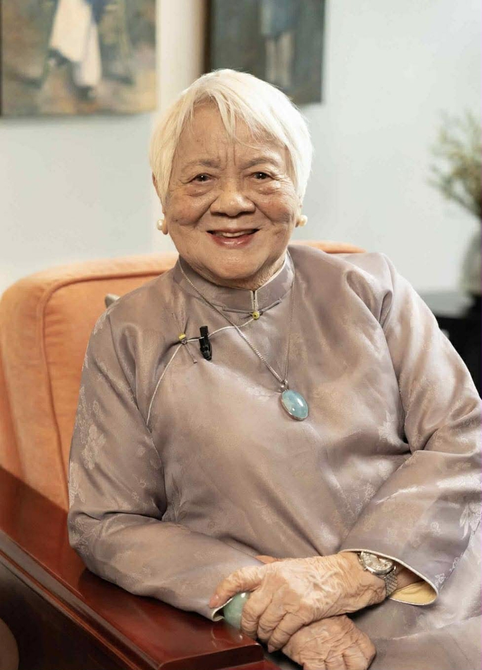 Kỳ nữ Kim Cương ch&uacute;c mừng đạo diễn Xu&acirc;n Phượng, ng&ograve;i b&uacute;t "trẻ" 97 tuổi ra s&aacute;ch mới - Ảnh 3.