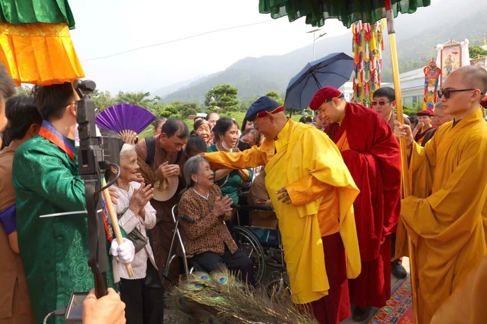 Đức Gyalwang Drukpa rời Việt Nam, kết th&uacute;c Ph&aacute;p hội cầu nguyện h&ograve;a b&igrave;nh - Ảnh 3.