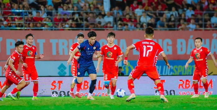 CLB C&ocirc;ng an H&agrave; Nội &aacute;p s&aacute;t ng&ocirc;i v&ocirc; địch V-League - Ảnh 1.