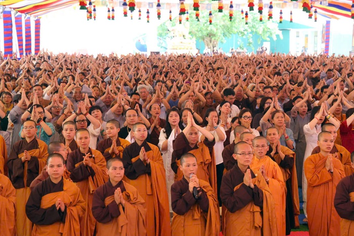 Đức Gyalwang Drukpa rời Việt Nam, kết th&uacute;c Ph&aacute;p hội cầu nguyện h&ograve;a b&igrave;nh - Ảnh 4.