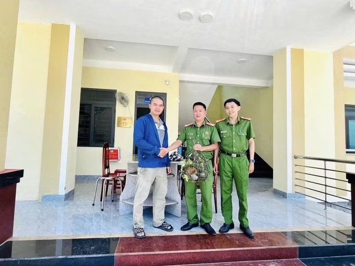 Bất ngờ ph&aacute;t hiện c&aacute; thể cu li qu&yacute; hiếm leo d&acirc;y điện trước nh&agrave; d&acirc;n ở Gia Lai - Ảnh 1.
