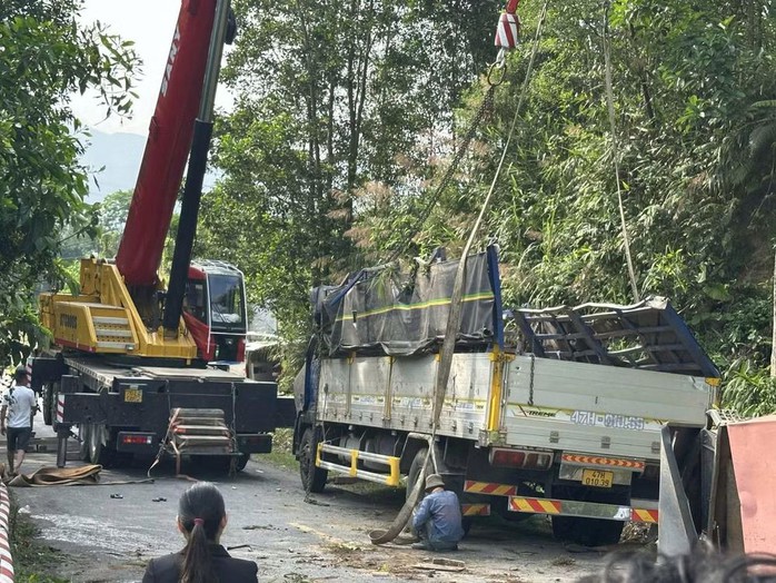 Lật xe tải tr&ecirc;n đ&egrave;o Violak, 2 người chết, 1 người bị thương nặng - Ảnh 2.