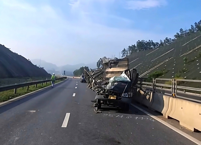 Xe tải va chạm xe đầu k&eacute;o tr&ecirc;n cao tốc Quảng Trị khiến 1 người tử vong - Ảnh 2.