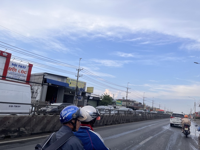 D&ograve;ng người nườm nượp đổ về TPHCM, &ugrave;n ứ tr&ecirc;n cao tốc TPHCM-Long Th&agrave;nh - Ảnh 2.