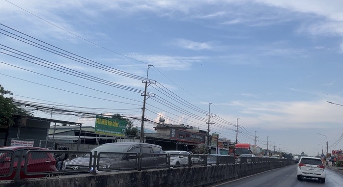 D&ograve;ng người nườm nượp đổ về TPHCM, &ugrave;n ứ tr&ecirc;n cao tốc TPHCM-Long Th&agrave;nh - Ảnh 3.