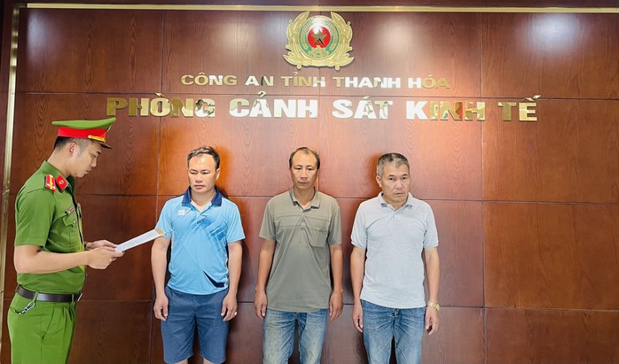 Rủ nhau khai th&aacute;c đất đồi mang b&aacute;n, 3 "đất tặc" bị khởi tố - Ảnh 1.