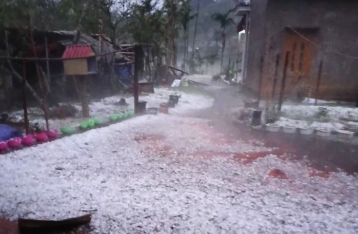 VIDEO: Mưa đ&aacute; trắng trời, d&ocirc;ng lốc bay nh&agrave;, 5 người bị thương - Ảnh 1.