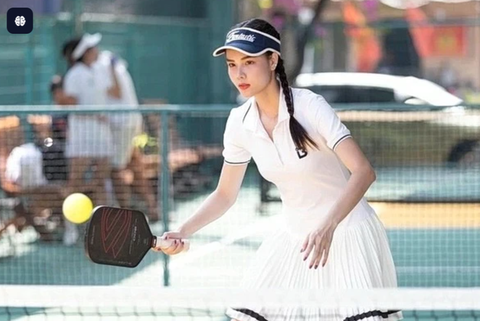 Si&ecirc;u mẫu Kỳ H&acirc;n với giải Pickleball v&igrave; học sinh ngh&egrave;o hiếu học  - Ảnh 3.