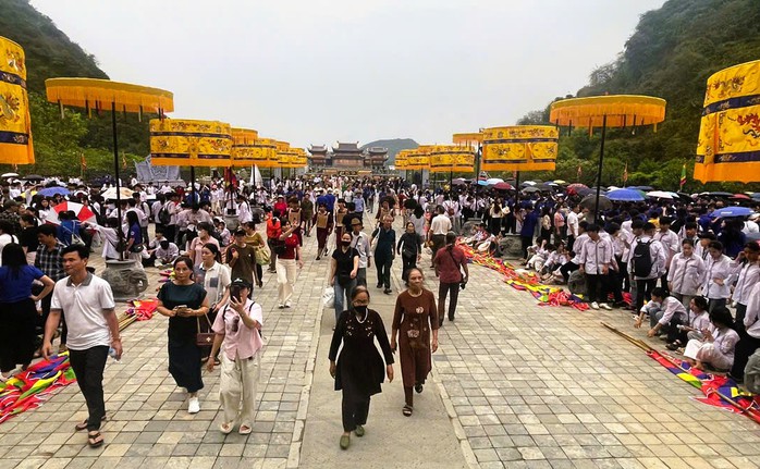 Ninh B&igrave;nh đ&oacute;n hơn 2,7 triệu lượt kh&aacute;ch dịp nghỉ giỗ Tổ H&ugrave;ng Vương; 30-4 v&agrave; 1-5 - Ảnh 2.