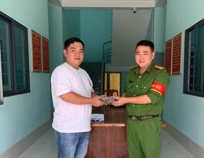 Tài khoản ngân hàng nhảy thêm 206 triệu đồng , người đàn ông đến Công an ngay lập tức - Ảnh 1. Tài khoản ngân hàng nhảy thêm 206 triệu đồng , người đàn ông đến Công an ngay lập tức - Ảnh 1.